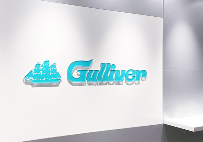 オフィスエントランスのガリバーロゴ