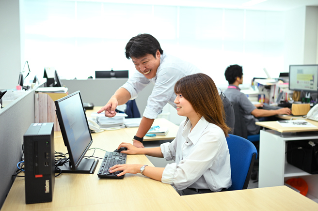 社員のデスク風景